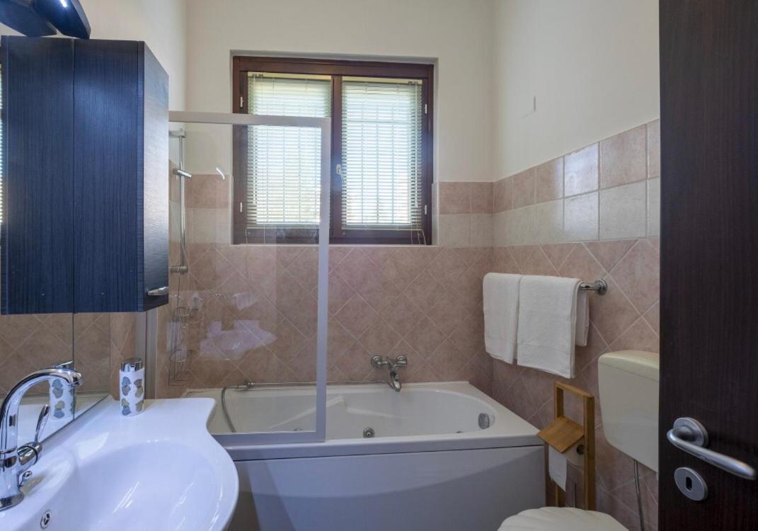 Appartamento In Villa Con Giardino A 300M Dal Lago Maggiore Castelletto sopra Ticino Bagian luar foto